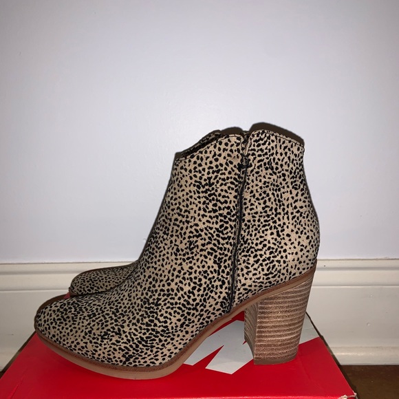 High heel boots 7(1/2), burgundy shirts (M), and comfy exercise pants (M). - Picture 6 of 10